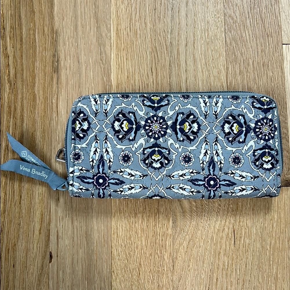 Vera Bradley Blue Floral Wallet
Lightweight Zipper Credit Card Compartments
